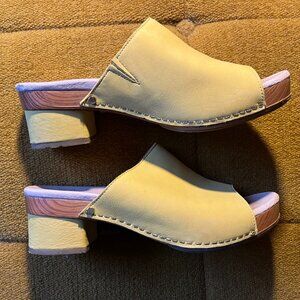 🌿 Mustard Leather Block Heel Dansko Sandals size 39/8.5-9